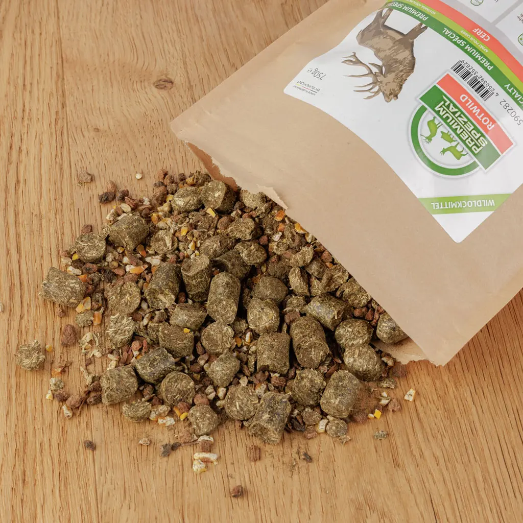 EUROHUNT Wildlockmittel PREMIUM Spezial Rotwild | Geöffnete Verpackung mit ausgeschüttetem Produktinhalt