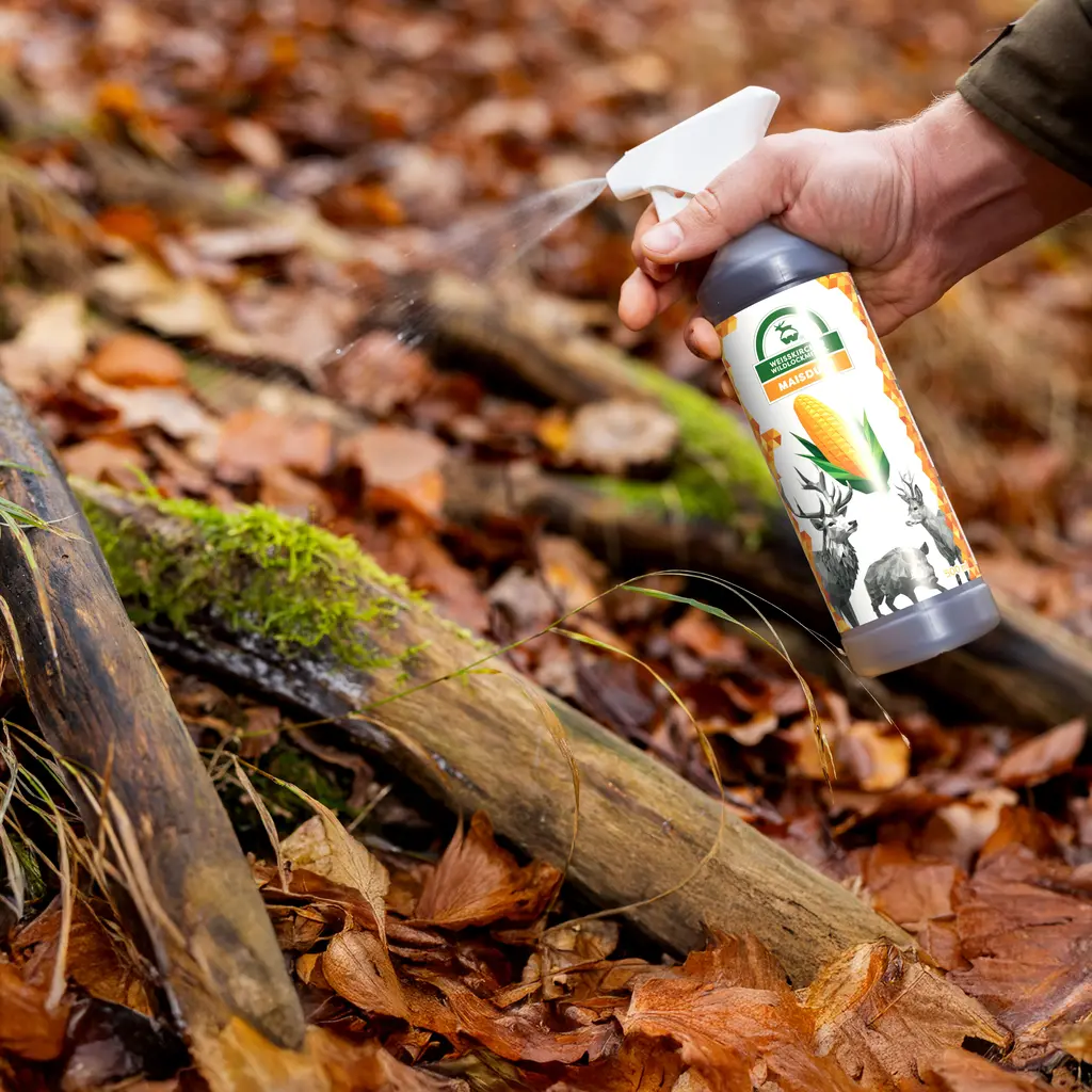 Weisskirchen Wildlockmittel Mais-Duft (500 ml) bei der Anwendung im Revier