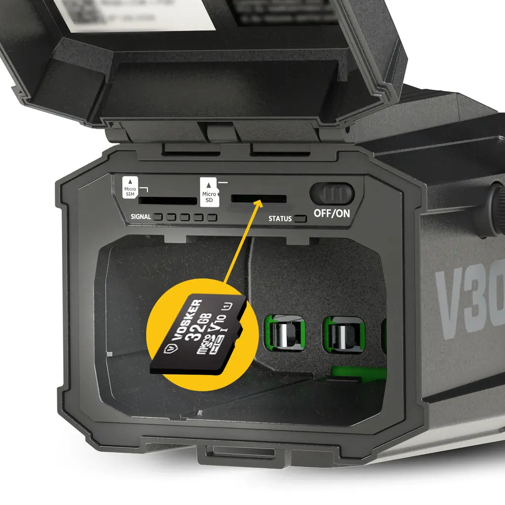 VOSKER V300 Ultimate Überwachungskamera mit geöffnetem Kartenfach für Micro-SIM und MicroSD-Karte