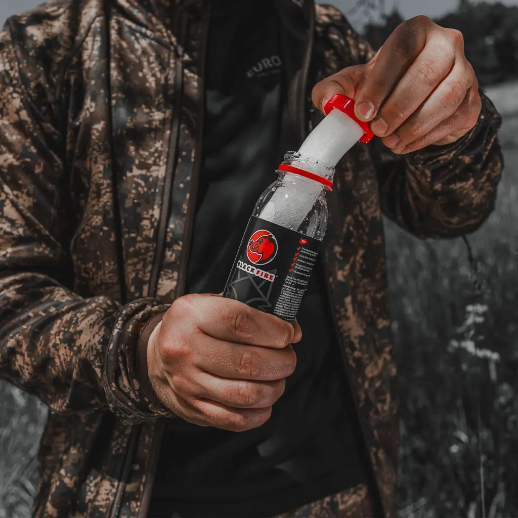 BLACK FIRE Predator 3x80 g Flasche mit Duftträger in der Hand