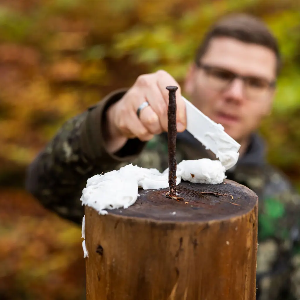 Deusa Salzpaste Trüffel wird mit einem Spachtel auf einen Baumstumpf aufgetragen
