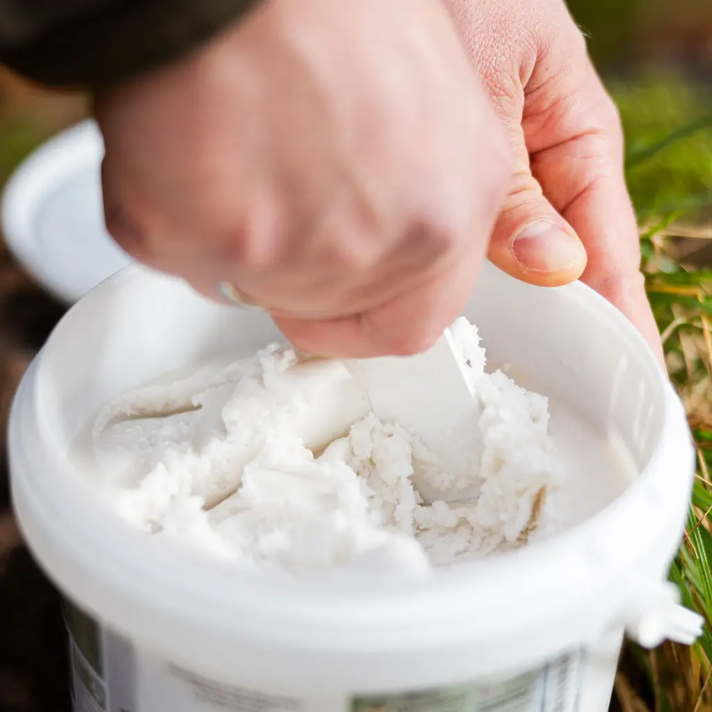 Salzpaste 2 kg Eimer Anis beim Entnehmen mit dem Spatel