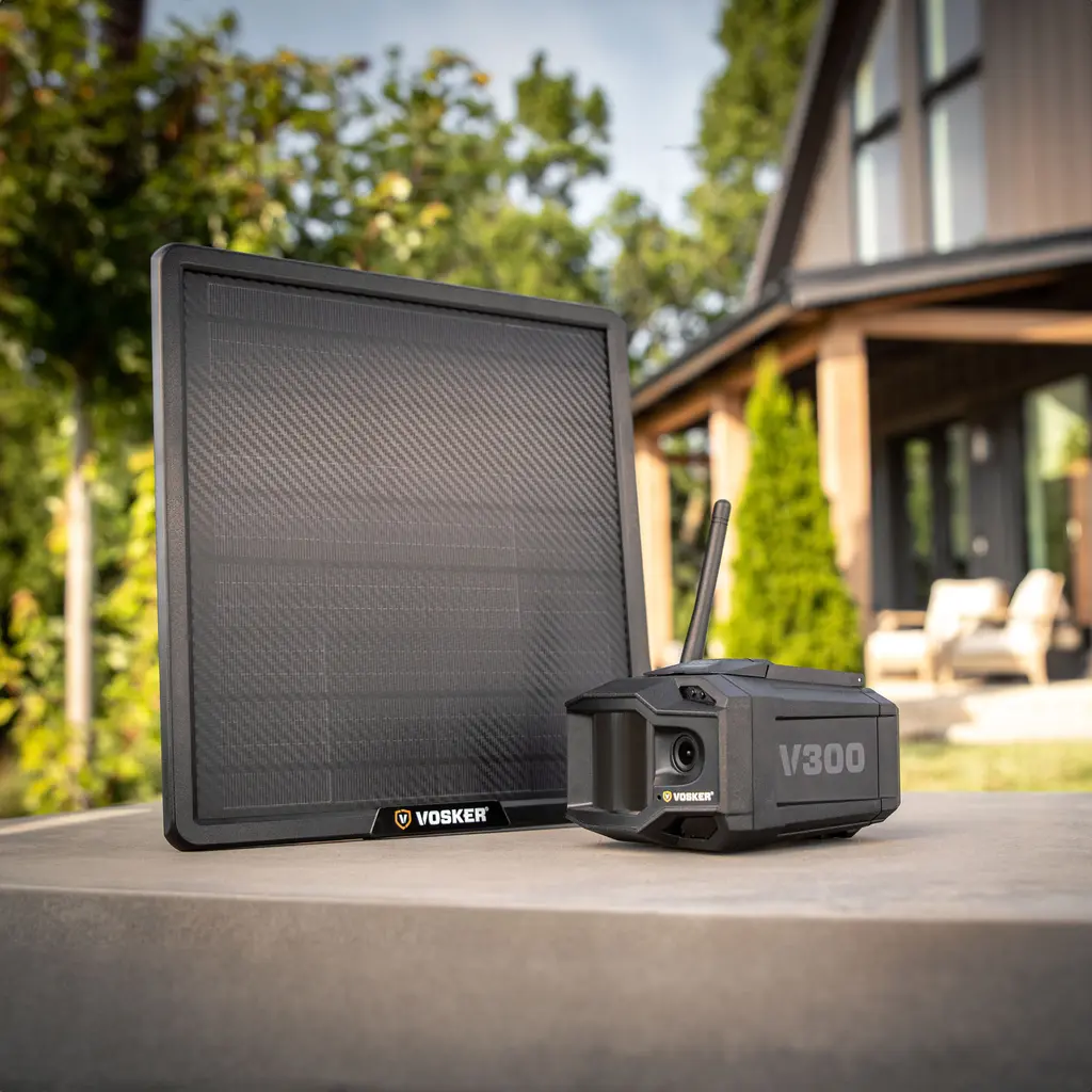 VOSKER V300 Ultimate Überwachungskamera mit Solar Power Bank vor einem Wohnhaus