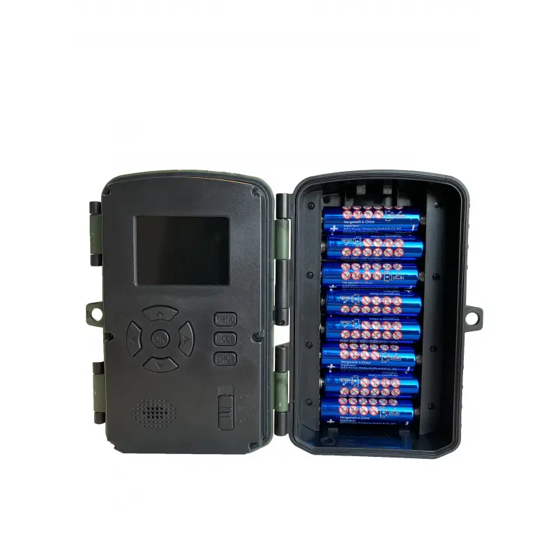 BRAUN Scouting Cam Black1300 WiFi geöffnet mit Bedientasten und Batterien im Batteriefach