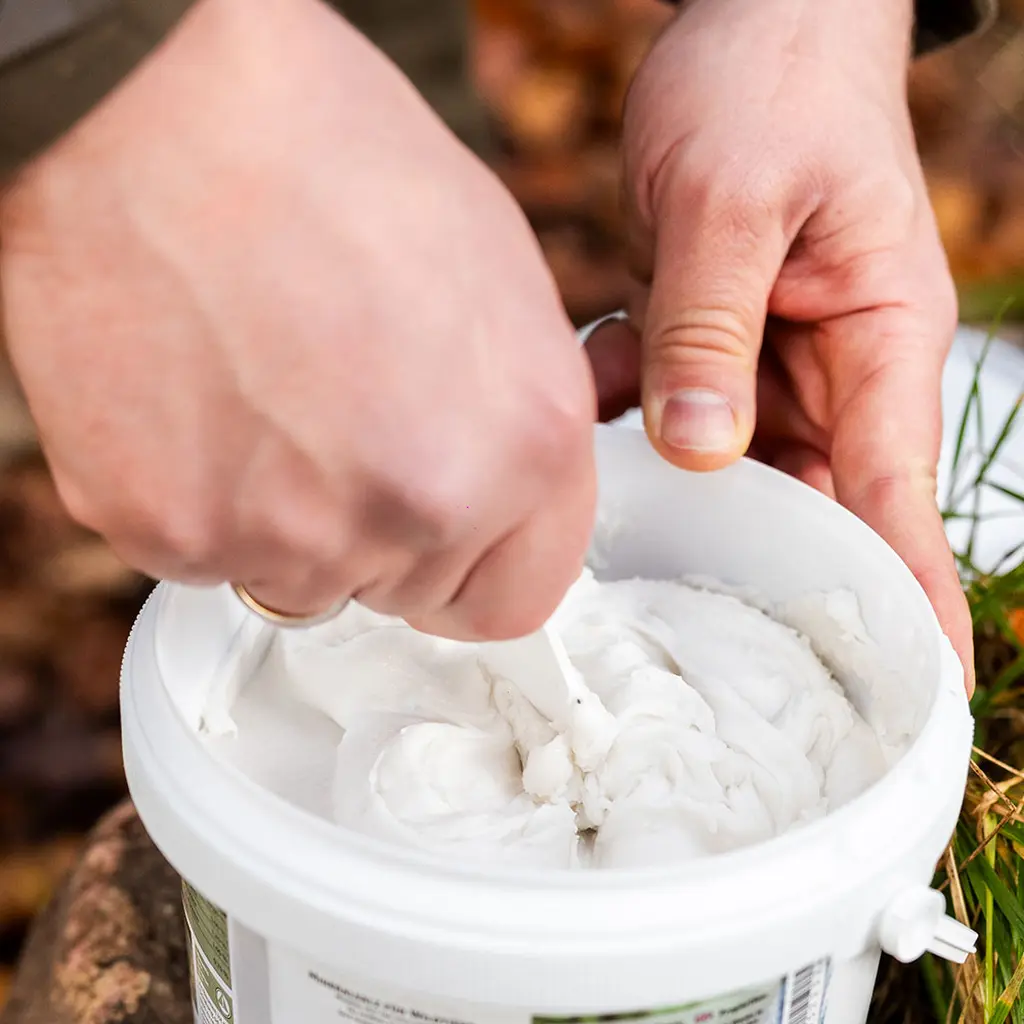 Deusa Salzpaste Trüffel bei der Entnahme mit einem Spachtel