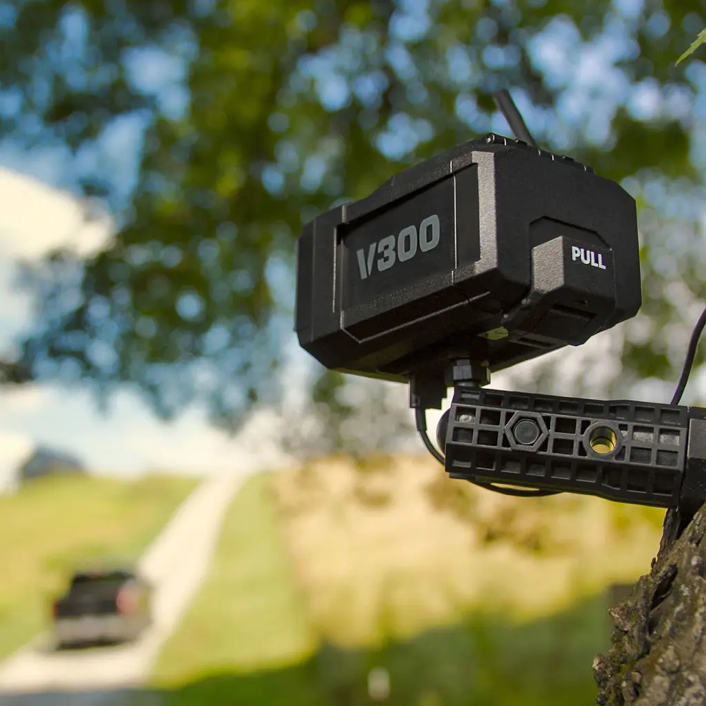 VOSKER V300 Ultimate Überwachungskamera in seitlicher Nahansicht mit Montagehalterung