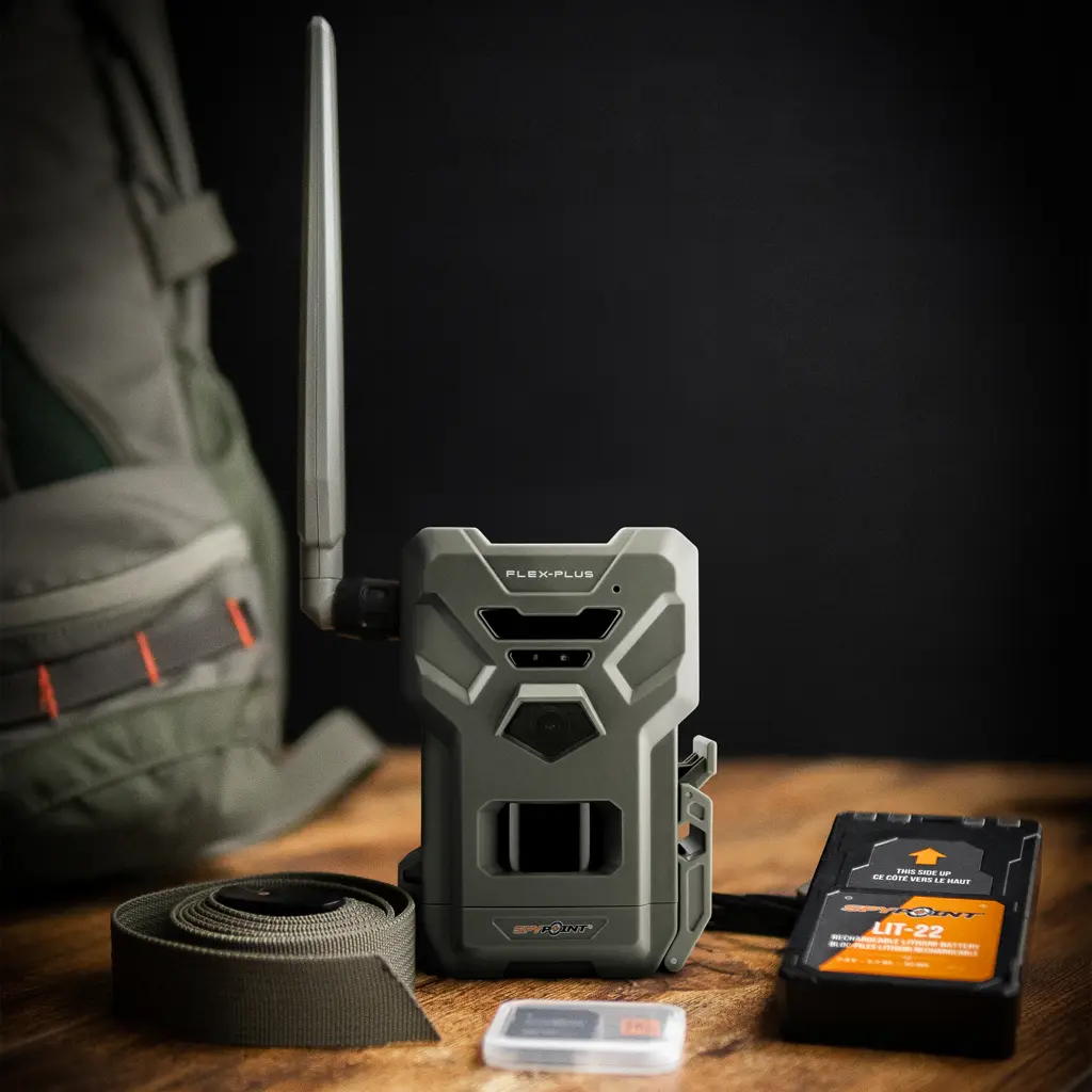 SPYPOINT FLEX-PLUS | Produktansicht mit Outdoor-Ausrüstung