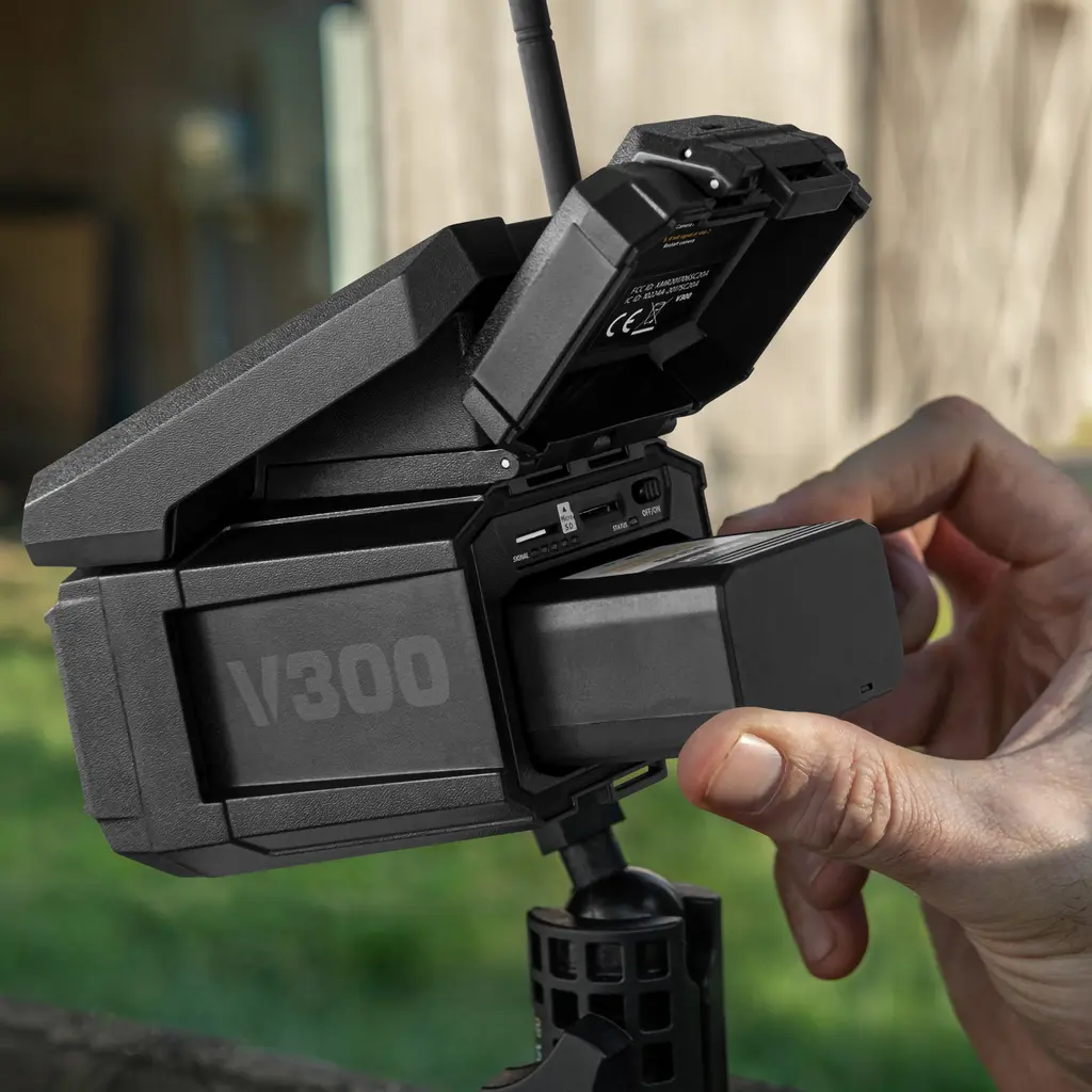 VOSKER V-LIT-B3 Lithium-Akku 14.000 mAh | Einsetzen des Akkus in die VOSKER V300 Überwachungskamera