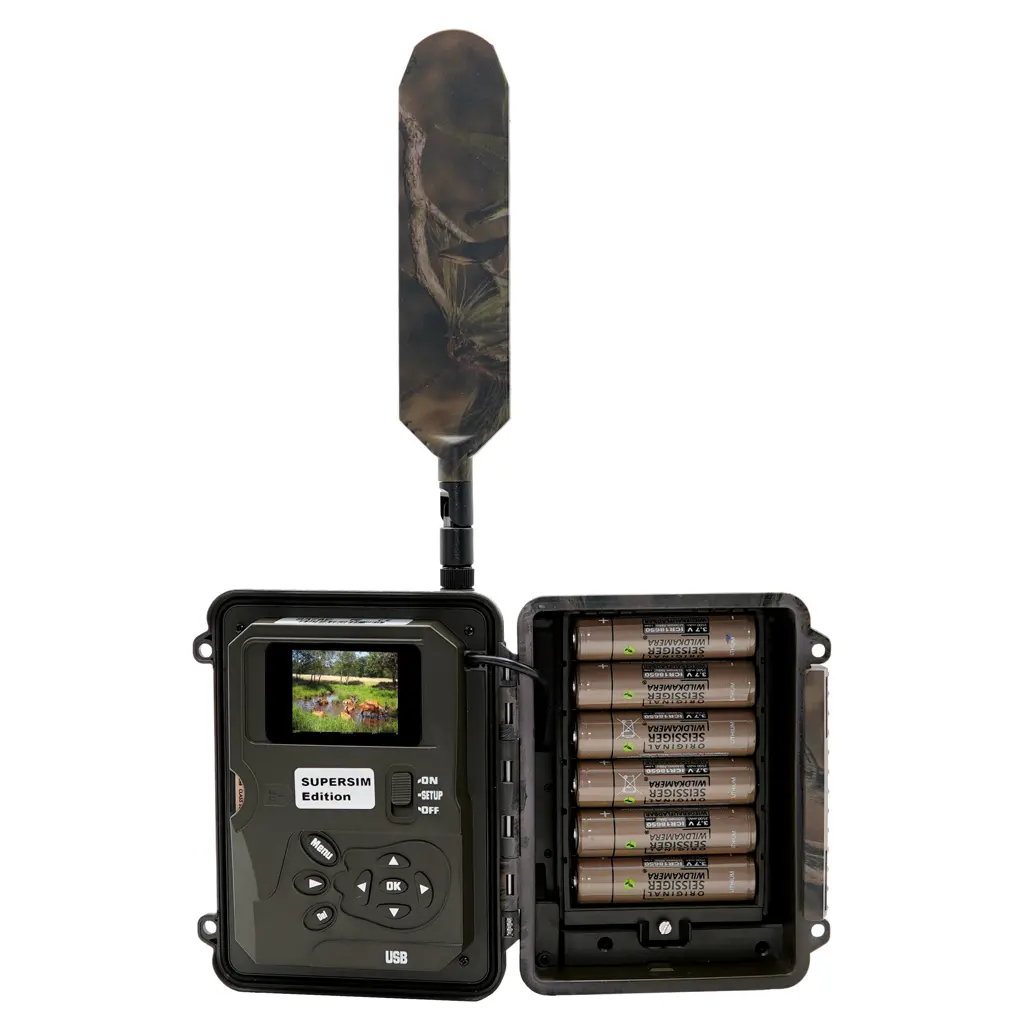 Geöffnete SEISSIGER Base-Cam mit Display und eingesetzten Batterien SEISSIGER Base-Cam LTE SUPERSIM-Edition – Innen mit Batterien