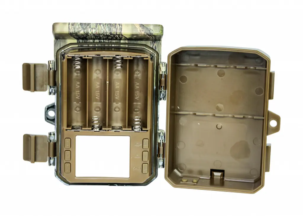 Geöffnete BRAUN Scouting Cam Black300 WiFi Solar 4K Mini mit Batteriefach und Display