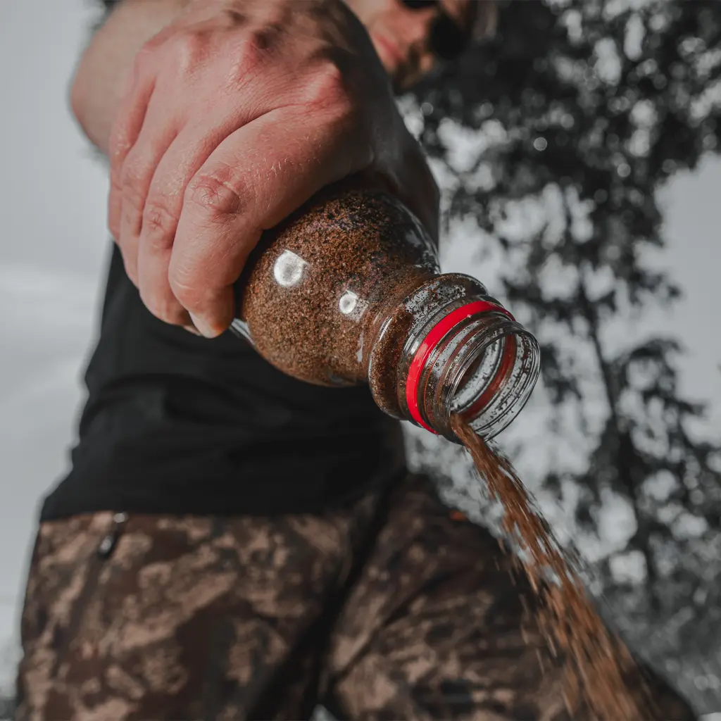 BLACK FIRE - Special 0,5 Kg 6er Pack beim Ausbringen des Lockmittels