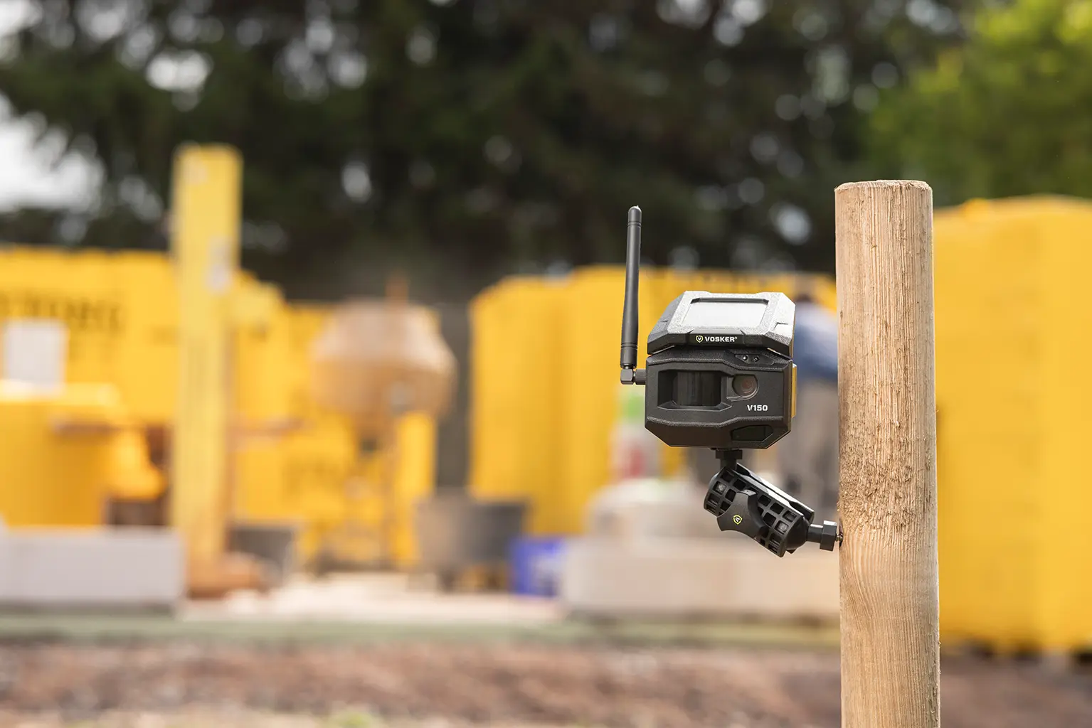 Detailaufnahme der Kameraoptik und des PIR-Sensors der Vosker V150