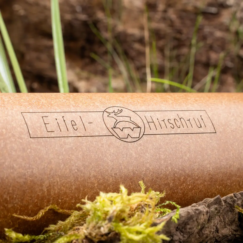 Weisskirchen Eifelhirschruf mit Eifel Hirschruf Schriftzug in natürlicher Umgebung