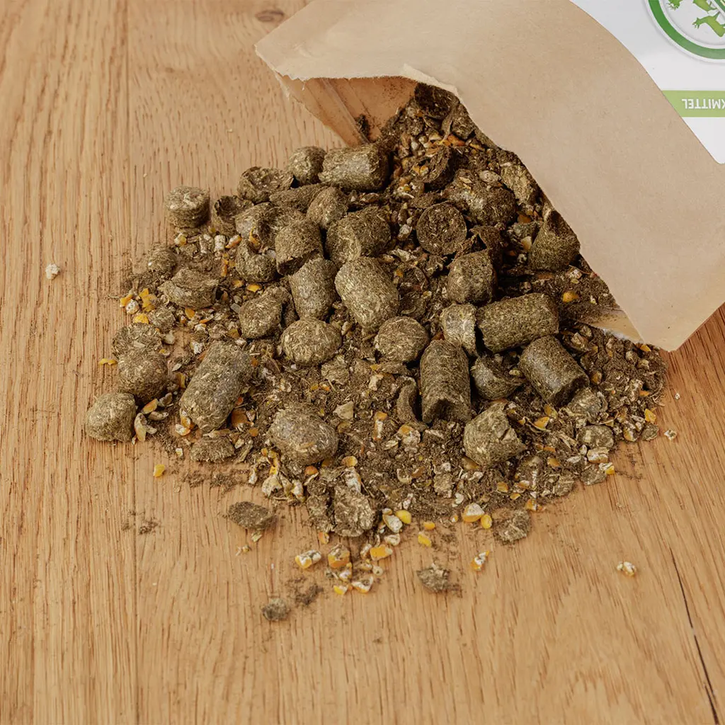 EUROHUNT Wildlockmittel PREMIUM Spezial Schwarzwild mit Lockmittelmischung und geöffneter Verpackung