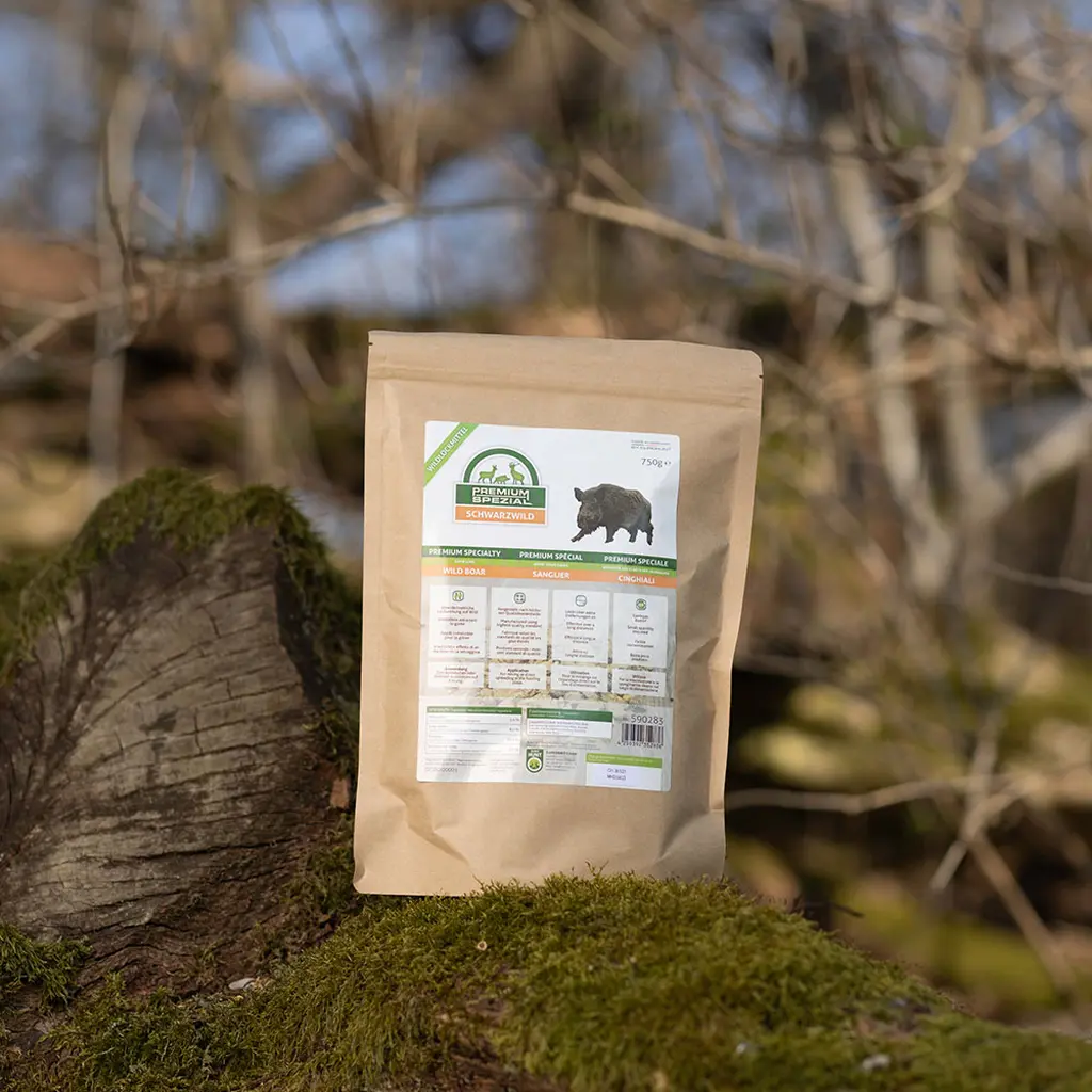 EUROHUNT Wildlockmittel PREMIUM Spezial Schwarzwild in der Verpackung im Revier