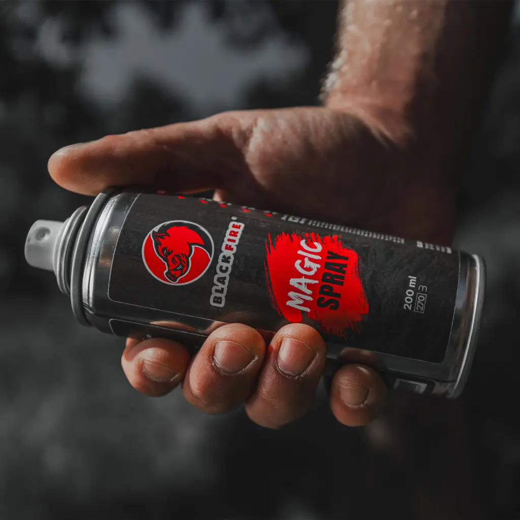 BLACK FIRE MAGIC SPRAY 200ml Sprühdose in der Hand