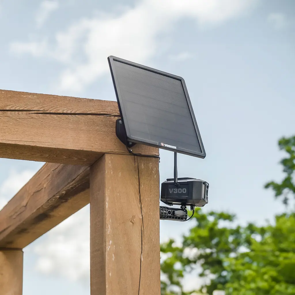 VOSKER V300 Ultimate Überwachungskamera mit Solar Power Bank an einer Holzkonstruktion montiert