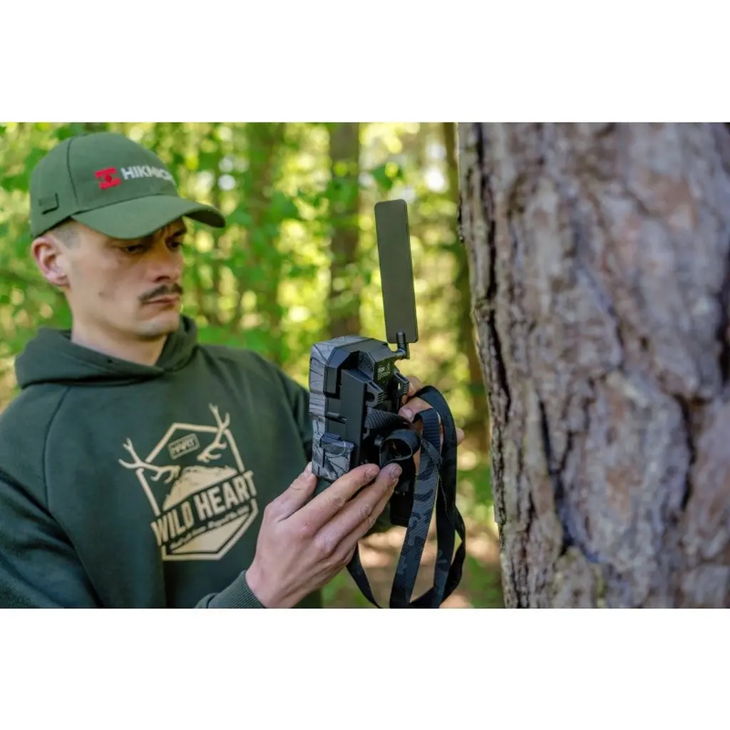HIKMICRO Funk-Wildkamera T16 bei der Montage am Baum