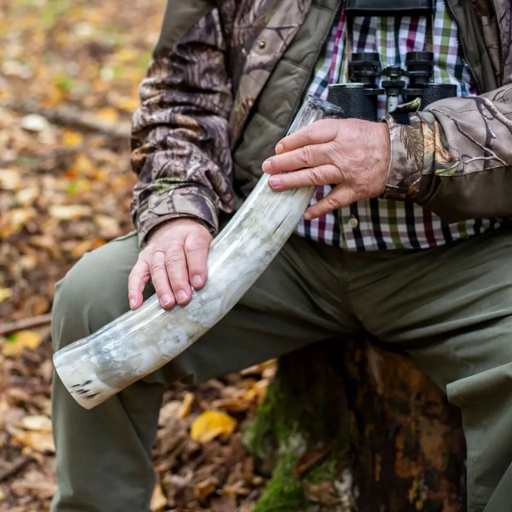 Weisskirchen Ochsenhorn 40cm Hirschruf in der Hand eines Jägers