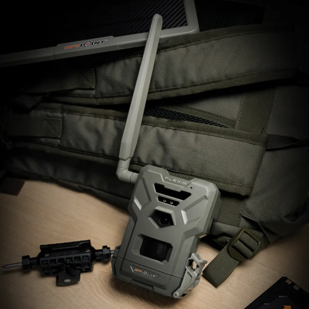 SPYPOINT FLEX-M mobile Wildkamera mit Antenne im Jagd- und Outdooreinsatz