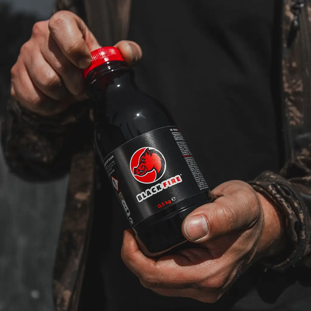 BLACK FIRE Tar - Original 0,5 Kg 6er Pack Flasche in der Hand