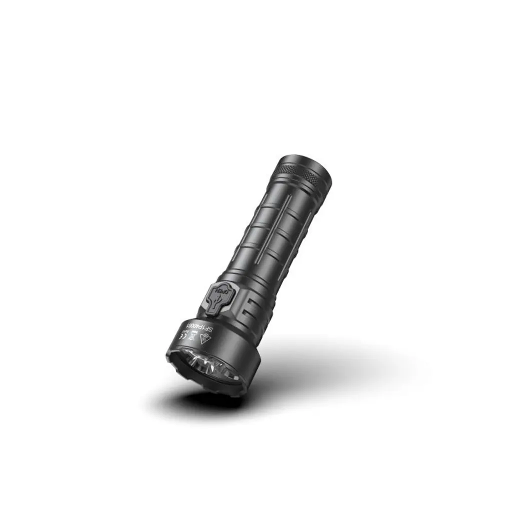 SPERAS P4 4000LM USB-C Taschenlampe mit Ladefunktion, schräge Ansicht mit LED-Kopf und USB-C Ladeanschluss