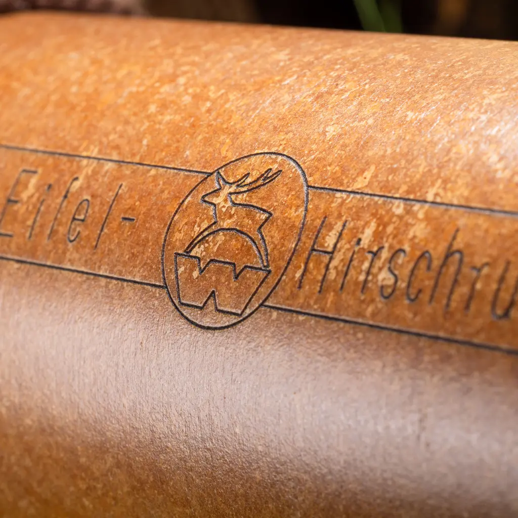 Weisskirchen Eifelhirschruf mit Nahaufnahme des Hirsch Logos und Schriftzugs