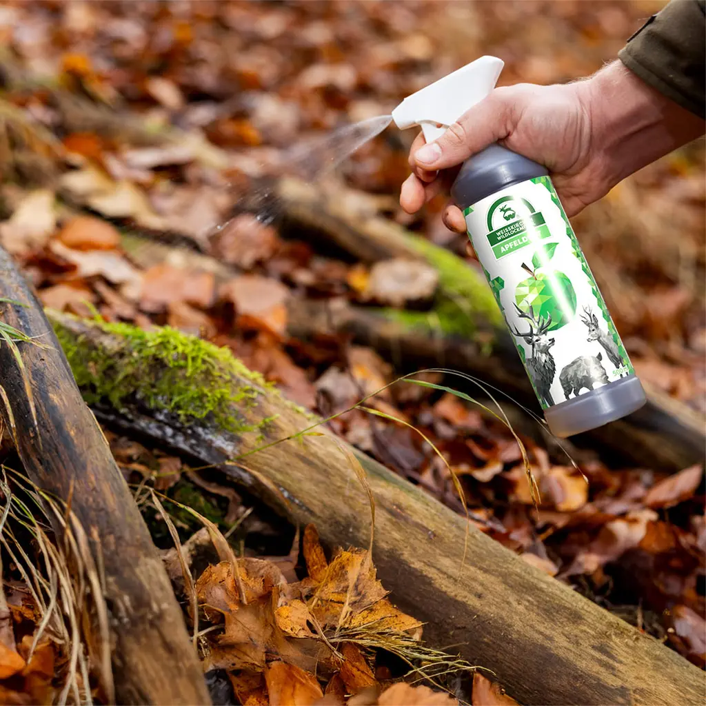 Weisskirchen Wildlockmittel Apfel-Duft (500 ml) bei der Anwendung im Wald