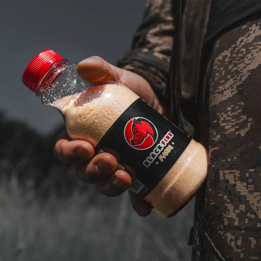BLACK FIRE - Farm 0,5 Kg 6er Pack Flasche mit Etikett in der Hand