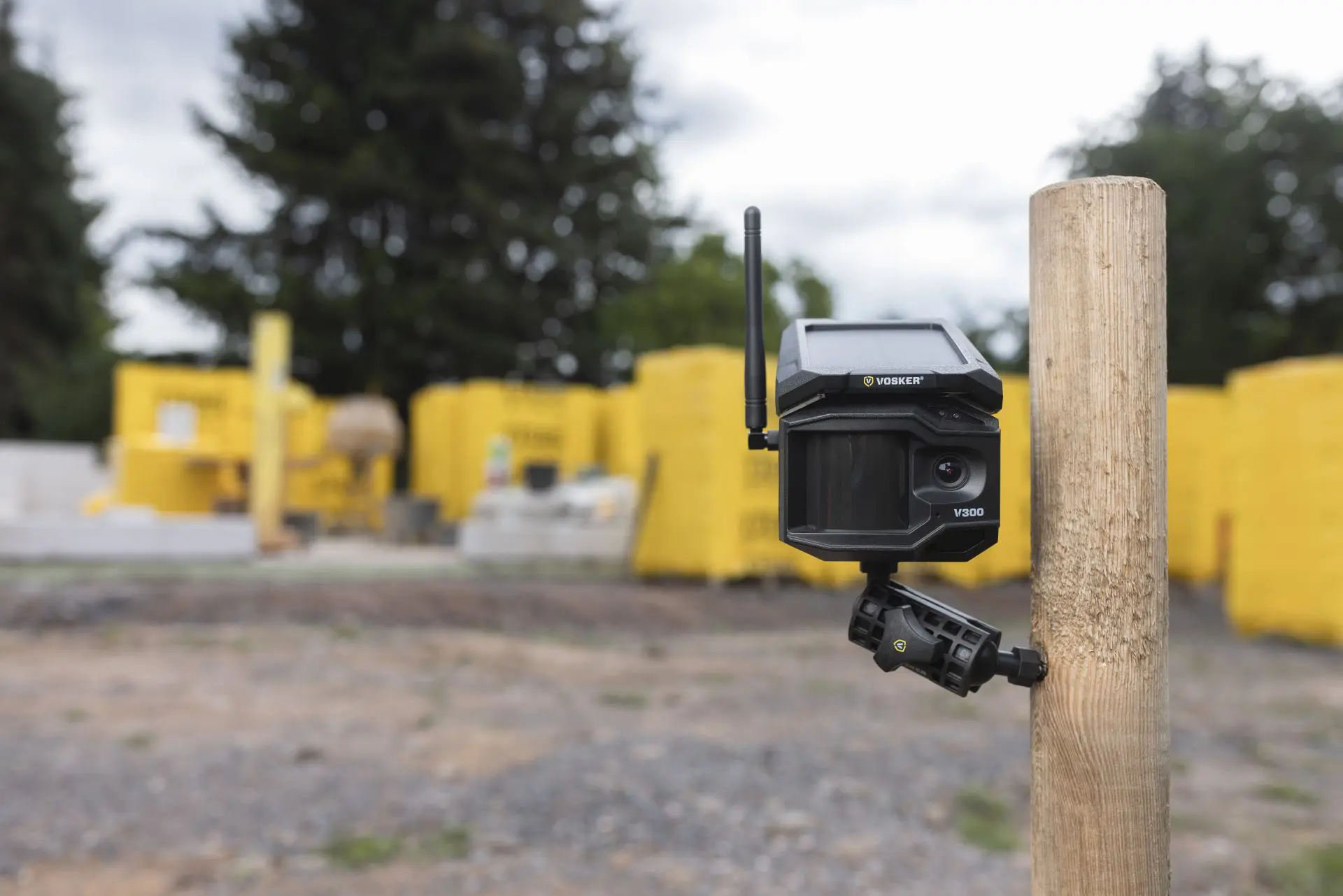 VOSKER V300 Überwachungskamera an einem Pfosten montiert auf einer Baustelle
