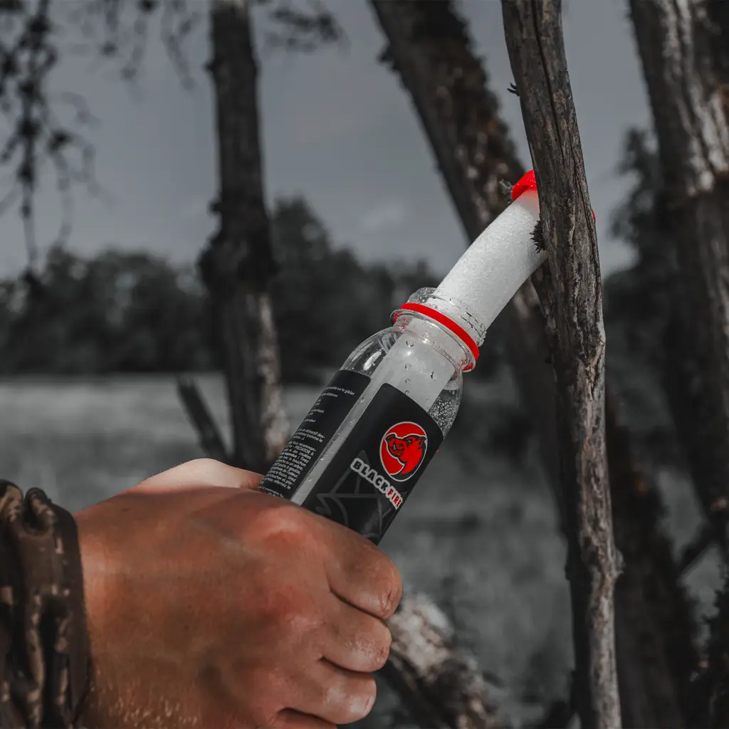 BLACK FIRE Predator 3x80 g Duftträger wird an einem Ast angebracht