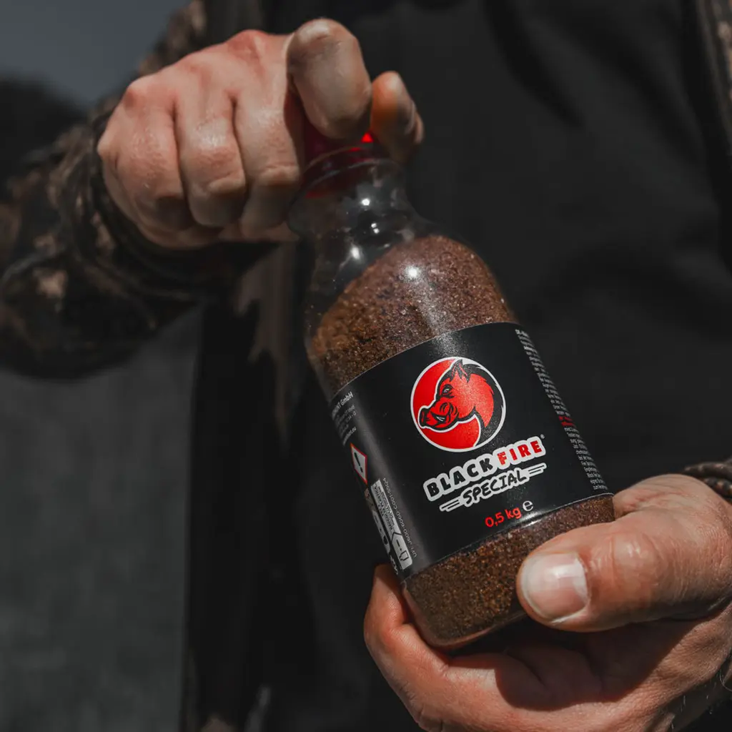 BLACK FIRE - Special 0,5 Kg 6er Pack Flasche in der Hand