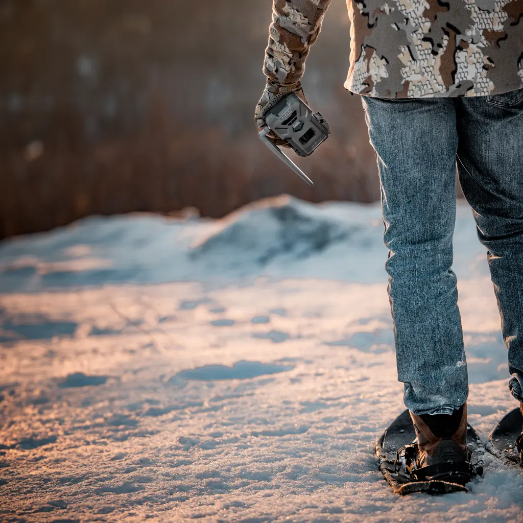 SPYPOINT FLEX-M mobile Wildkamera im winterlichen Reviereinsatz getragen