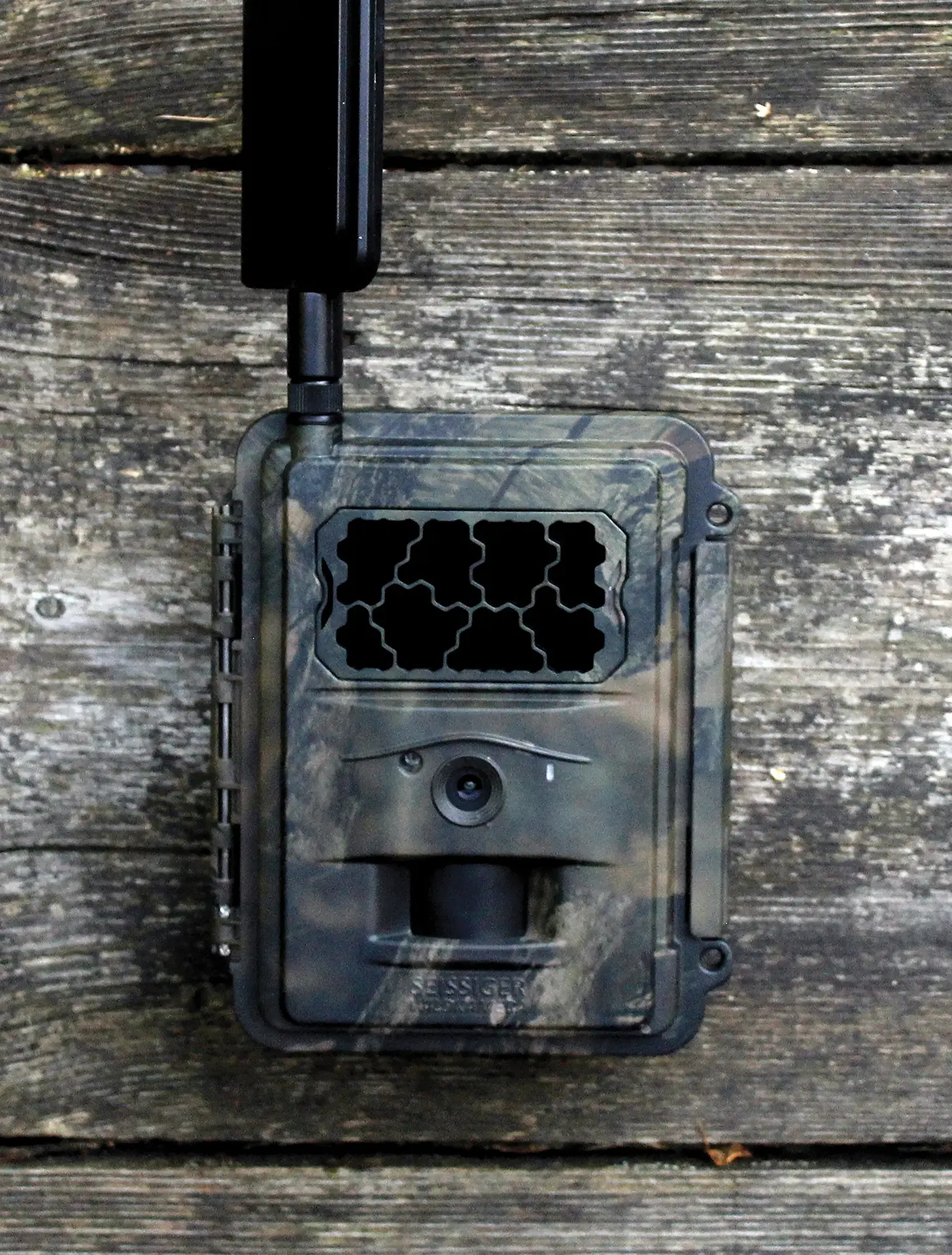 SEISSIGER Special-Cam LTE Standardversion Frontansicht mit LTE-Antenne und 940nm Schwarzblitz