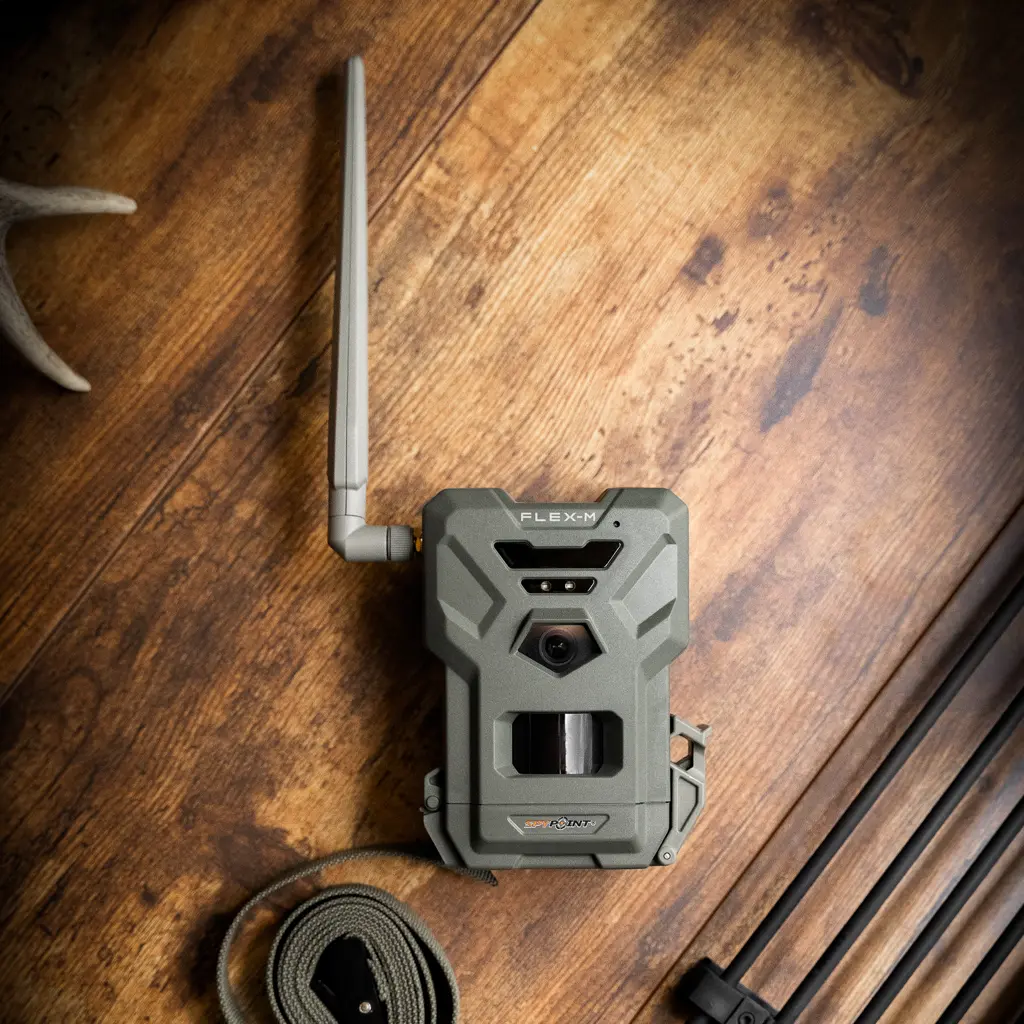 SPYPOINT FLEX-M mobile Wildkamera auf Holzuntergrund mit Zubehör