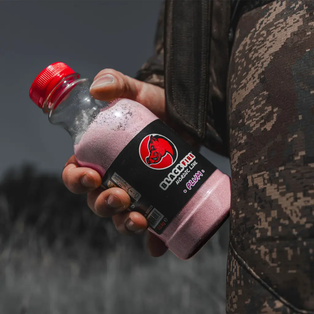 BLACK FIRE - Nordic Line Plum 0,5 Kg 6er Pack Flasche in der Hand