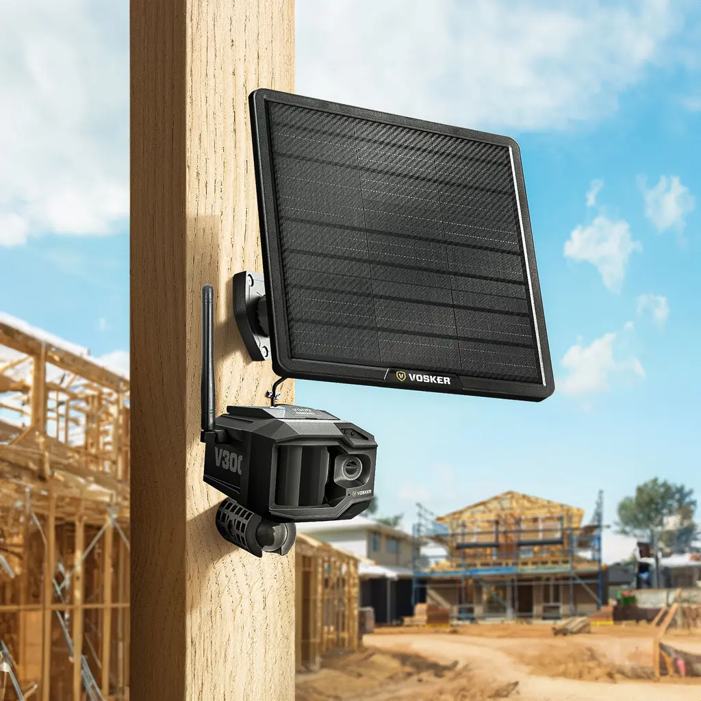 VOSKER V300 Ultimate Überwachungskamera mit Solar Power Bank montiert auf einer Baustelle