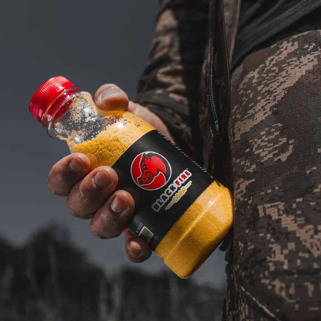 BLACK FIRE - Corn 0,5 kg 6er Pack Flasche in der Hand