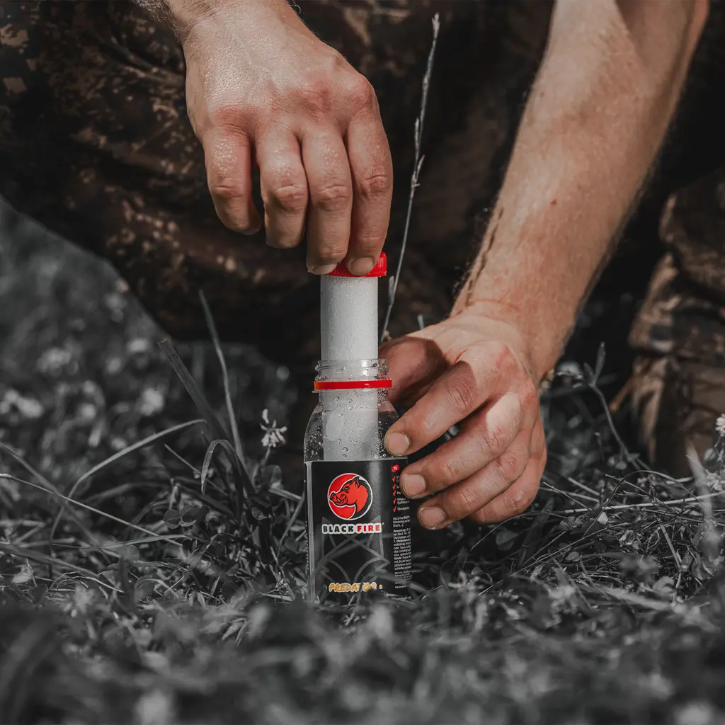 BLACK FIRE Predator 3x80 g Flasche beim Herausziehen des Duftträgers