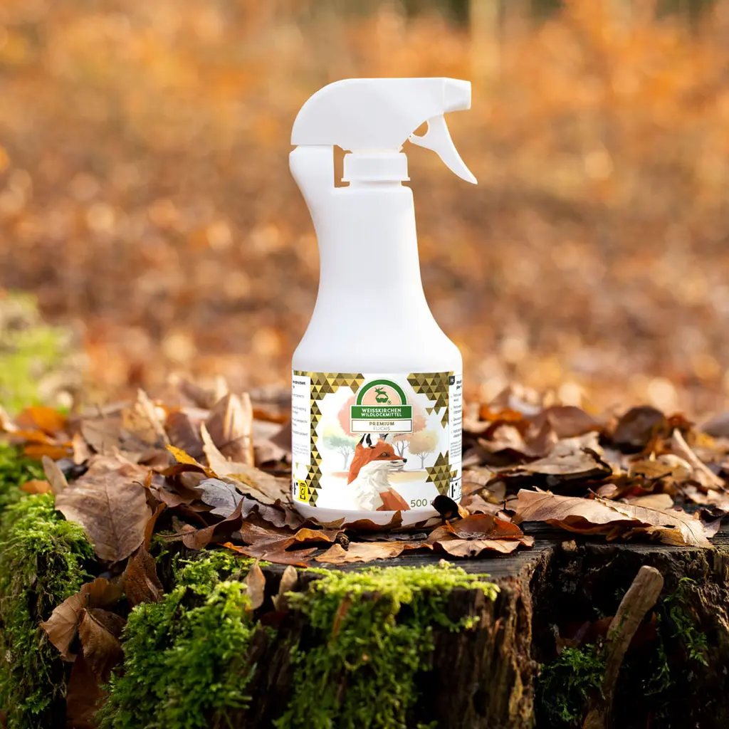 Weisskirchen Wildlockmittel Fuchslockmittel (500 ml) | Sprühflasche im Revier auf einem Baumstumpf