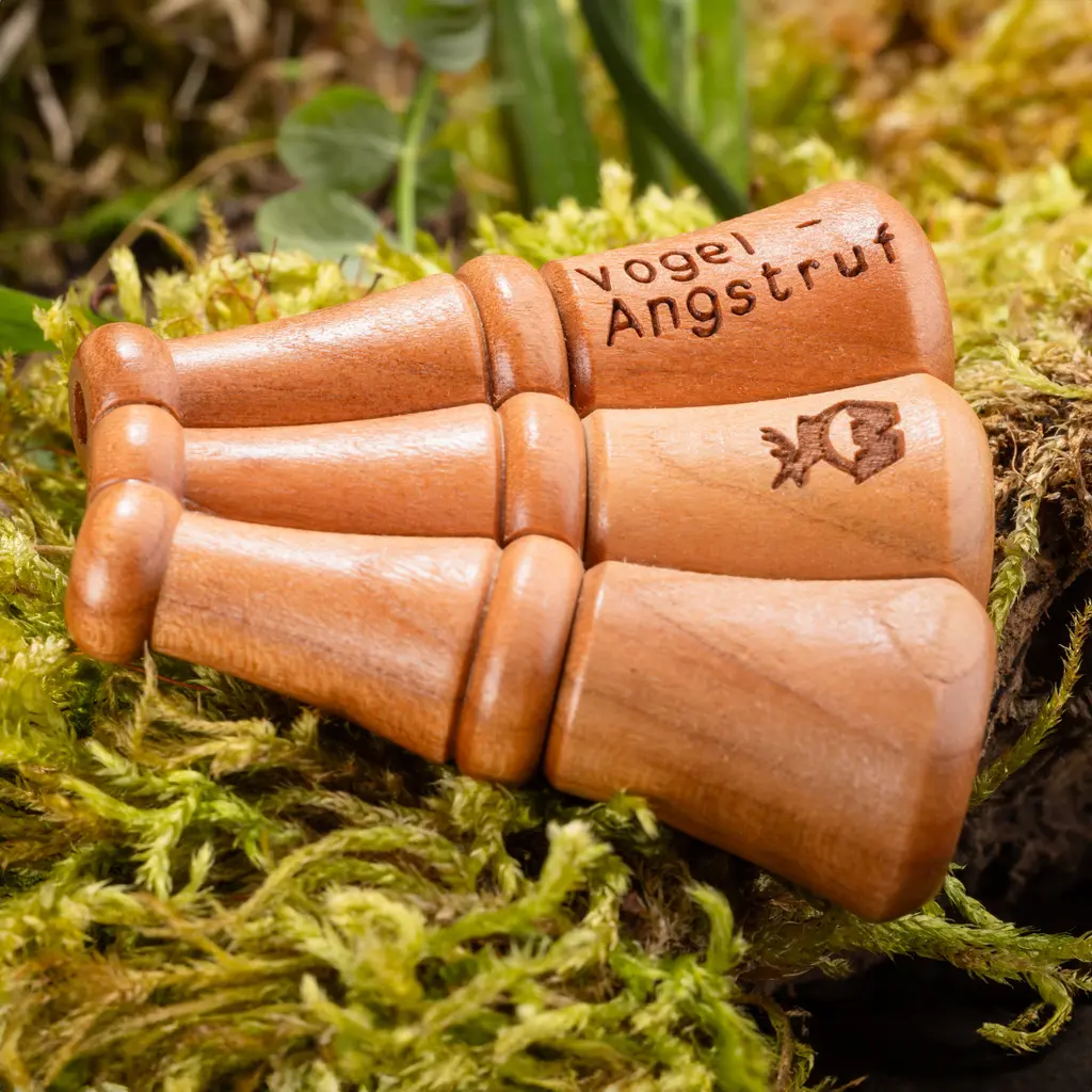 Weisskirchen Vogelangstruf aus Kirschholz mit Schriftzug und Logo in Nahaufnahme