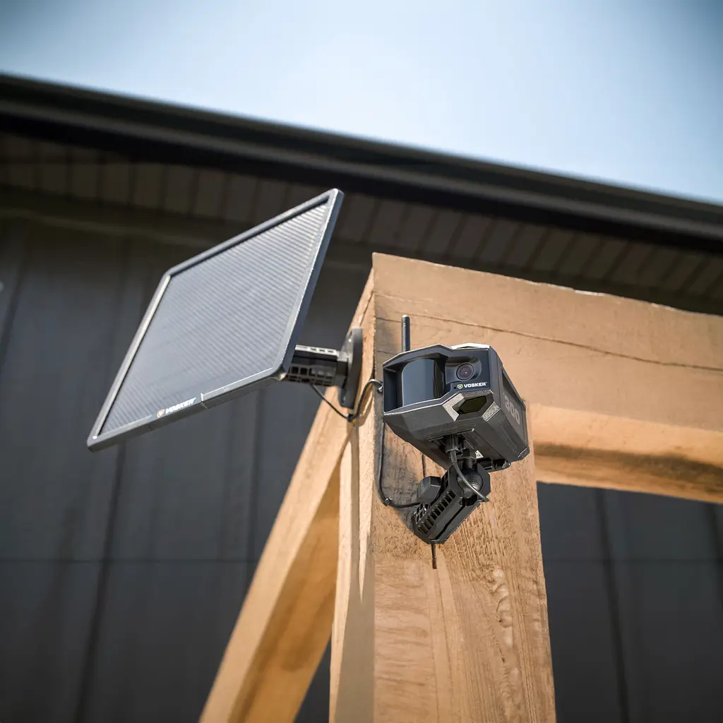 VOSKER V300 Ultimate Überwachungskamera mit Solar Power Bank an einem Holzpfosten montiert