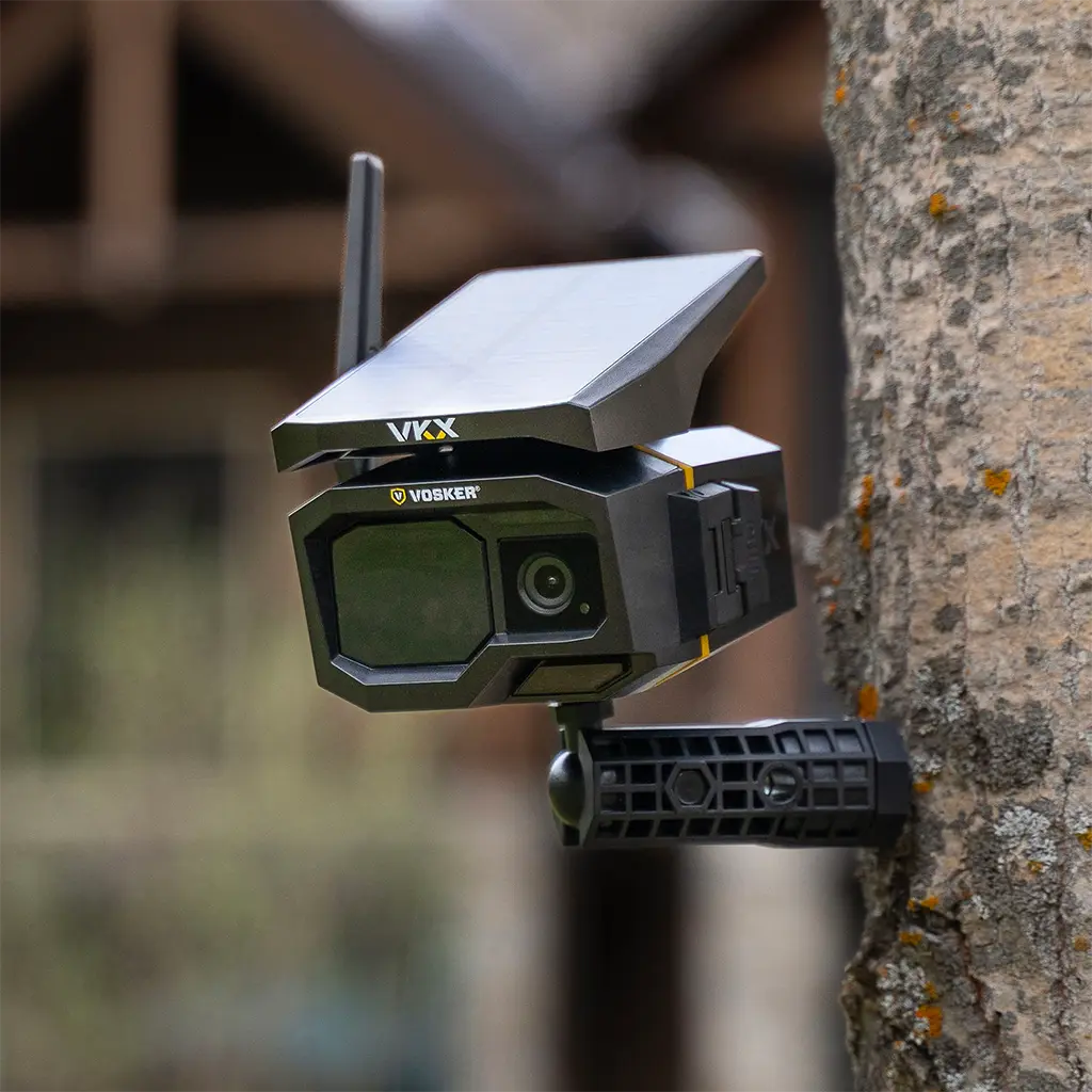 Vosker VKX Überwachungskamera montiert an einem Baum mit Halterung im Outdoor-Einsatz