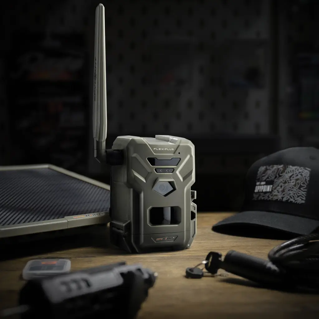 SPYPOINT FLEX-PLUS | Produktansicht mit Jagdausrüstung