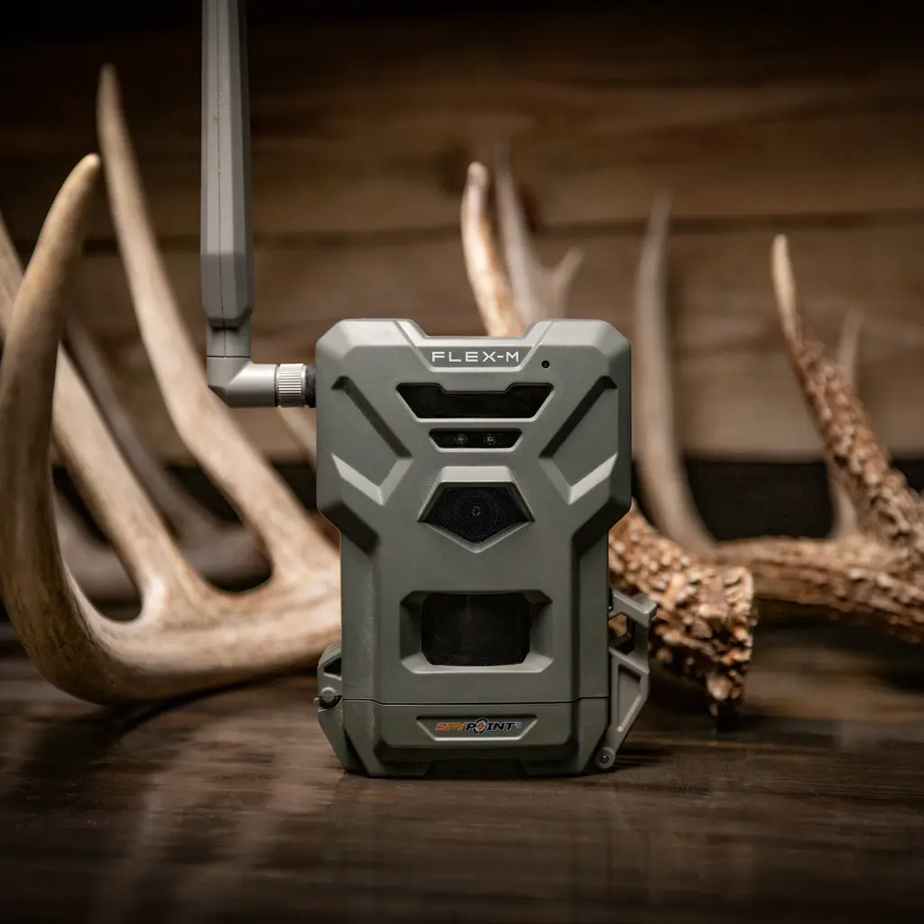 SPYPOINT FLEX-M mobile Wildkamera vor Jagdhintergrund mit Geweih
