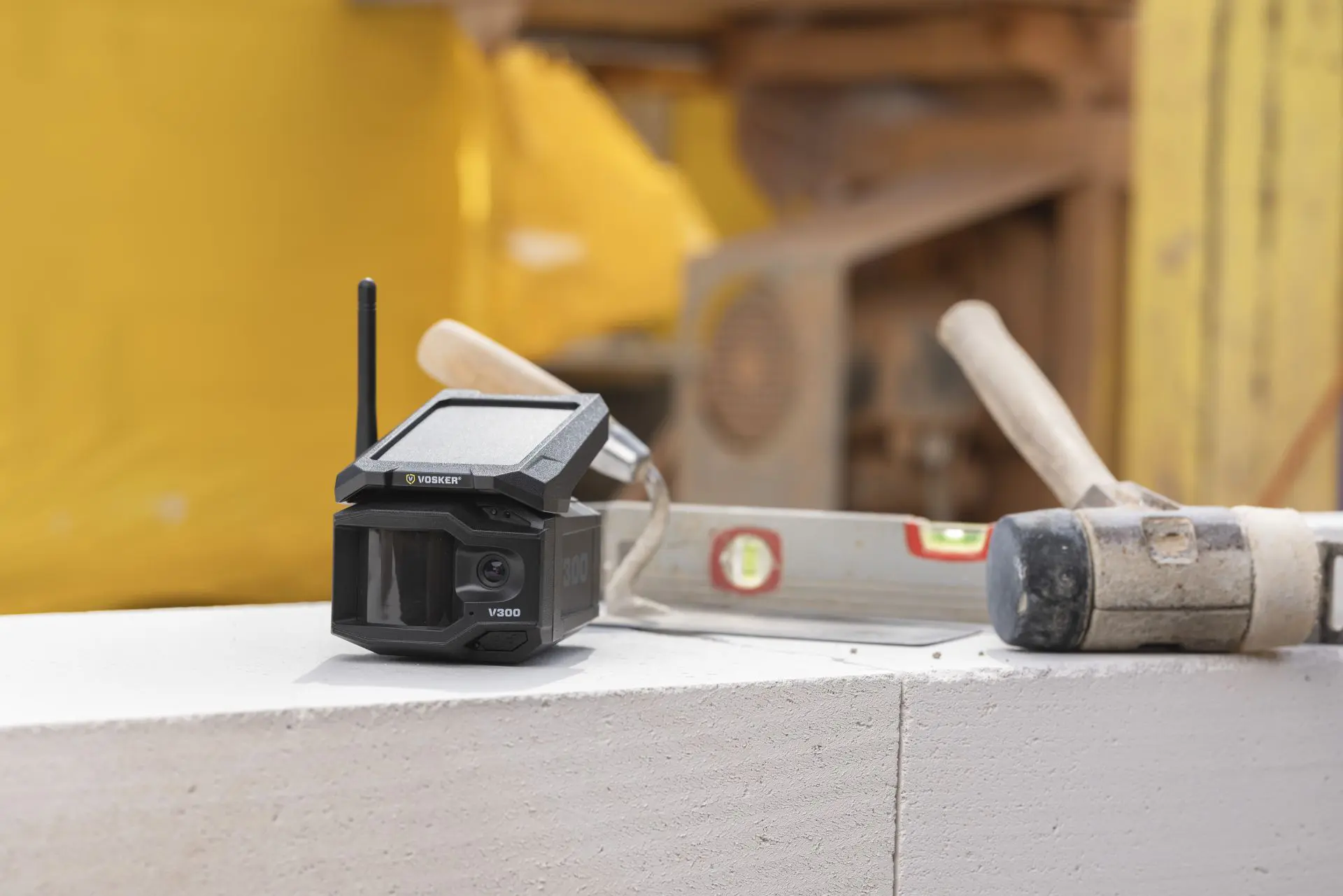 VOSKER V300 Überwachungskamera auf einer Baustelle neben Werkzeugen und Baumaterial