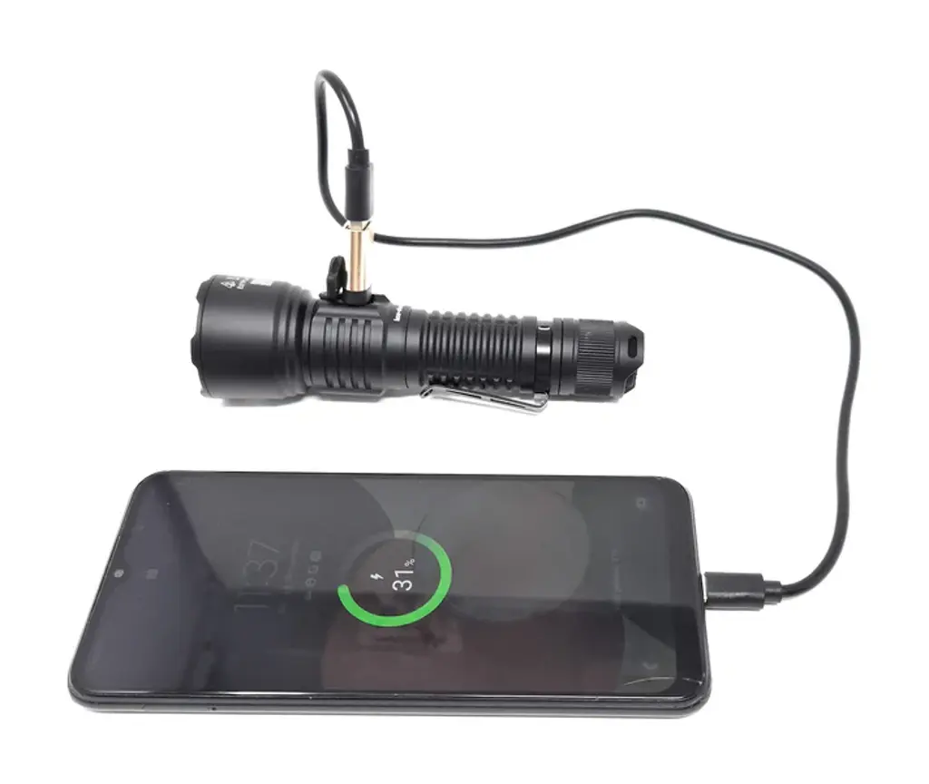 ICU CLOM Luminator | Powerbank Funktion beim Laden eines Smartphones per USB C