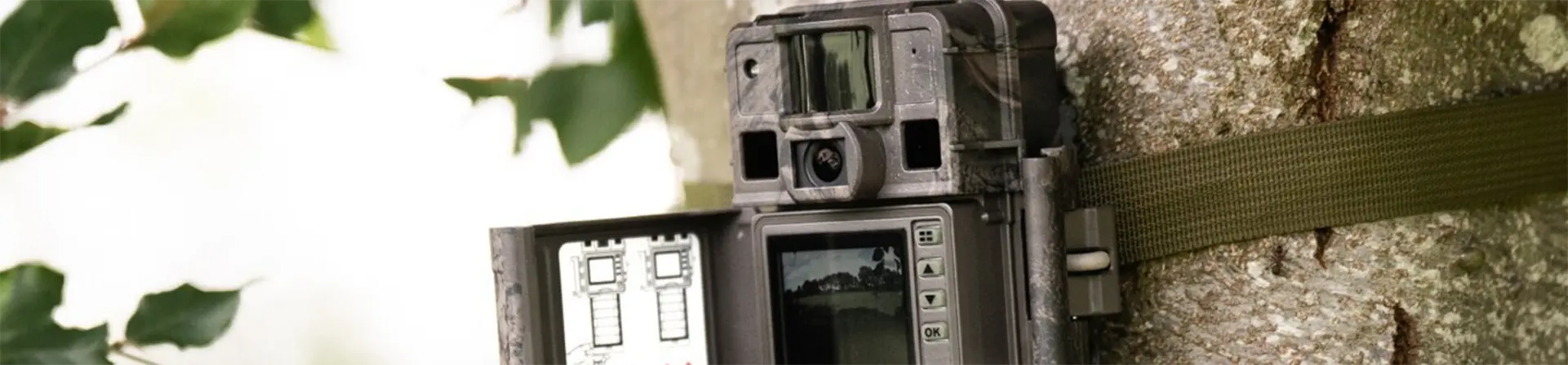 SEISSIGER Wildkamera Mini-Cam ge&ouml;ffnet am Baum mit Display f&uuml;r einfache Bedienung